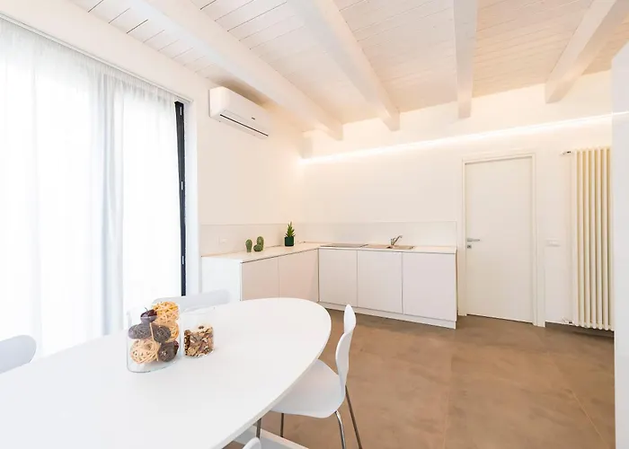 Guesthost - And Modern With Terrace!