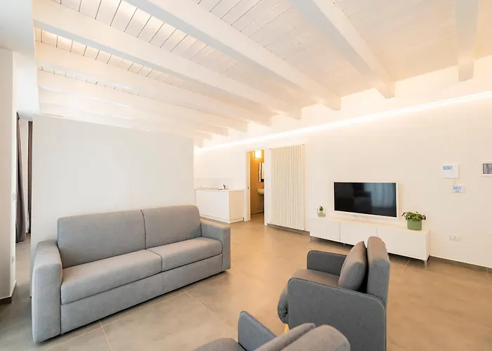 Guesthost - And Modern With Terrace! *