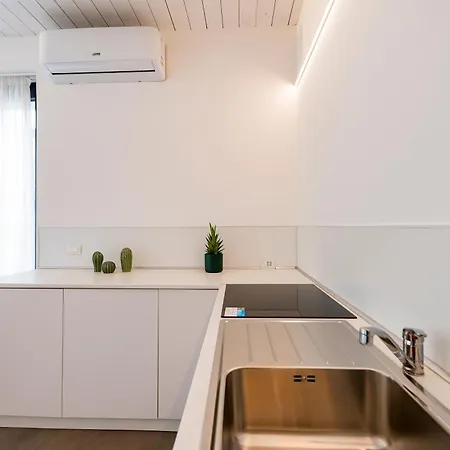 Appartamento Guesthost - And Modern With Terrace! *