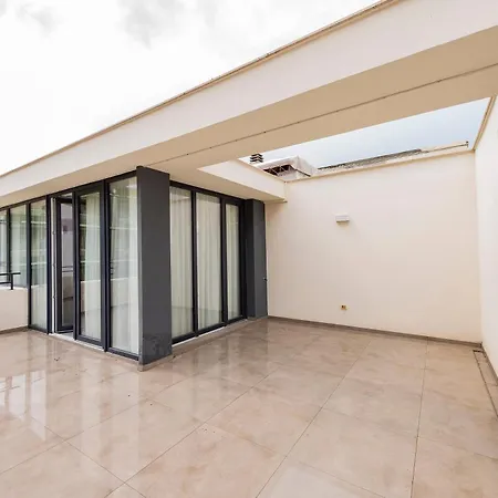 Appartamento Guesthost - And Modern With Terrace! *