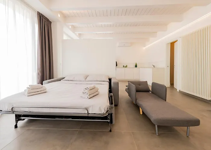 Guesthost - And Modern With Terrace! Apartament Pescara